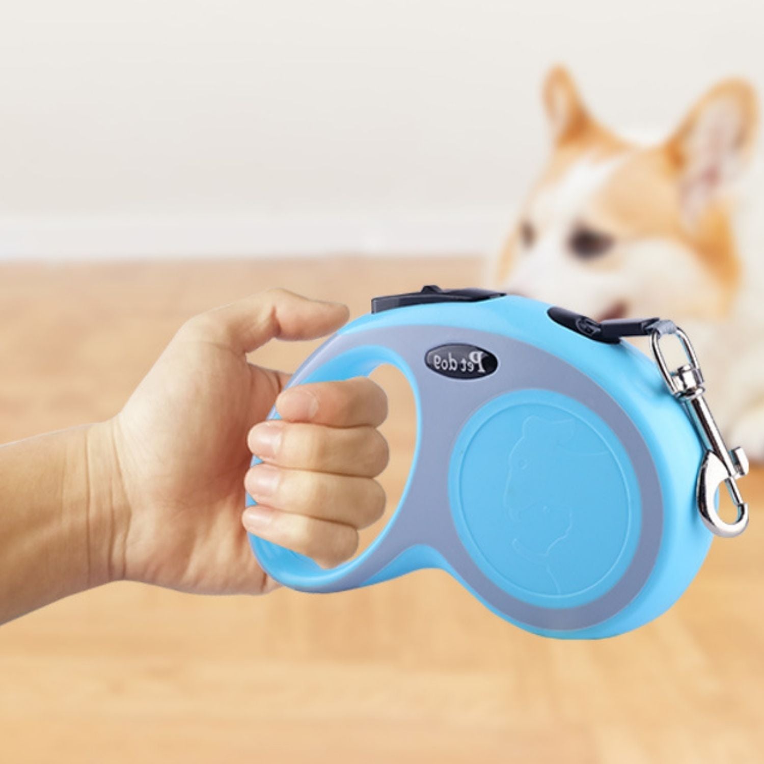 Inklapbare Hondenlijn handvat van blauwe hondenriem in hand